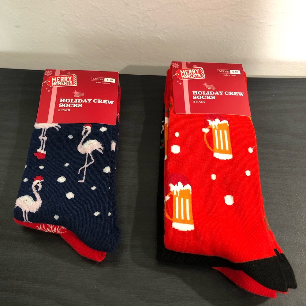 4 pairs Holiday socks. Men’s size 6-12, red/black. Ladies size 4-10, red/navy.